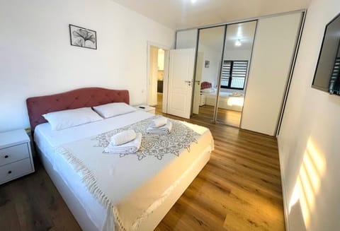 Bed, Bedroom, towels