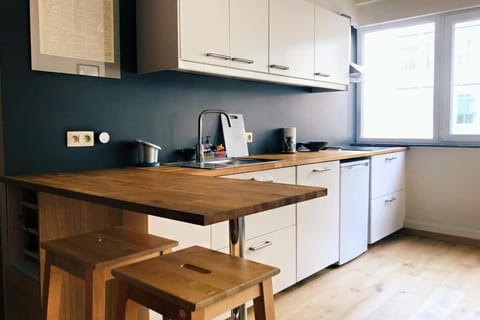 Coffee/tea facilities, Kitchen or kitchenette, Dining area, dishwasher, oven, stove, toaster