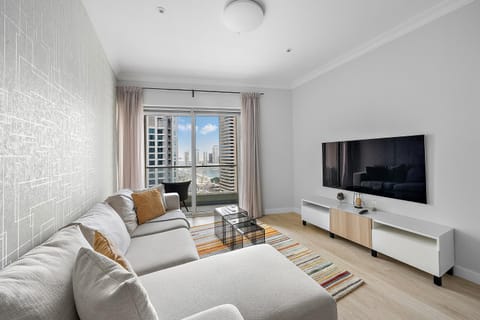 TV and multimedia, Living room, Seating area, Evening entertainment