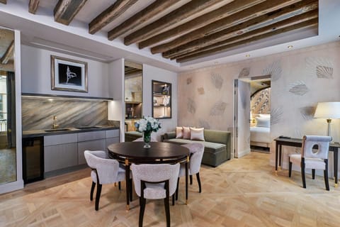 TV and multimedia, Kitchen or kitchenette, Living room, Seating area, Dining area