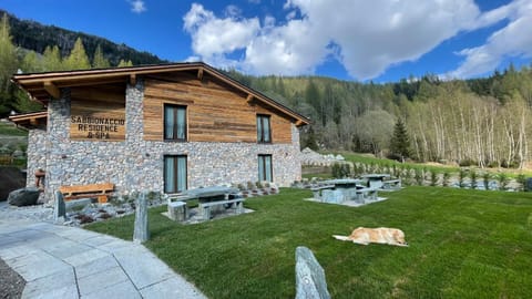 Property building, Facade/entrance, Natural landscape, Garden, View (from property/room), Pets, Garden view, Mountain view