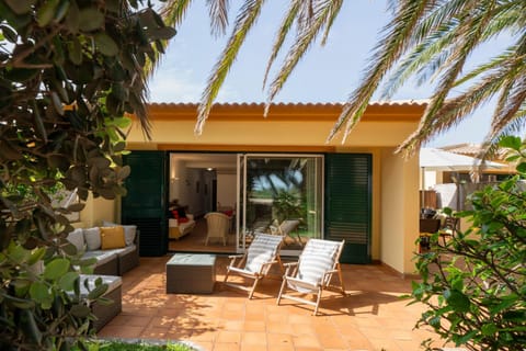 Property building, Day, Balcony/Terrace, sunbed
