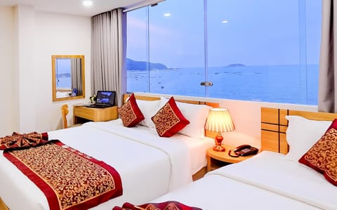 Bed, Natural landscape, TV and multimedia, View (from property/room), View (from property/room), Photo of the whole room, Bedroom, City view, Sea view, Street view, Quiet street view