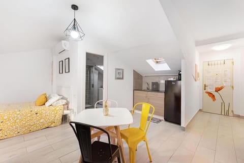 Bed, Kitchen or kitchenette, Living room, Photo of the whole room, Dining area