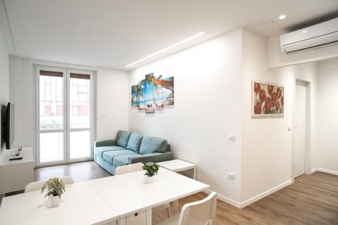 TV and multimedia, Living room, Seating area, Dining area, air conditioner