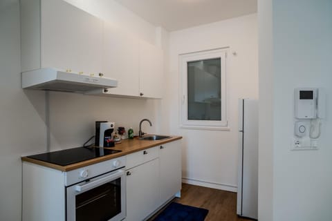 Coffee/tea facilities, Kitchen or kitchenette, stove