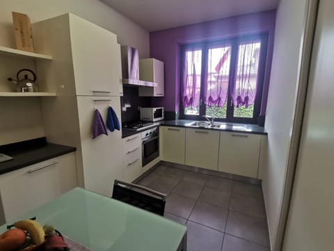 Kitchen or kitchenette, oven, pet friendly, stove