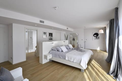 Photo of the whole room, Bedroom