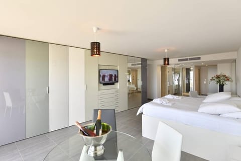 Bed, Photo of the whole room, Bedroom, air conditioner