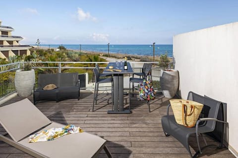View (from property/room), Balcony/Terrace, Dining area, Sea view