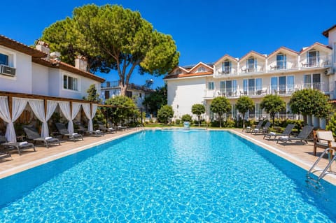 Property building, Spring, Day, Garden, Garden view, Pool view, Swimming pool, sunbed