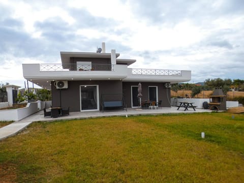 Property building, Day, Natural landscape, Garden, Garden view