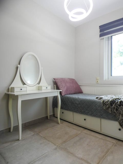 Bed, Living room, Photo of the whole room, Seating area, Bedroom