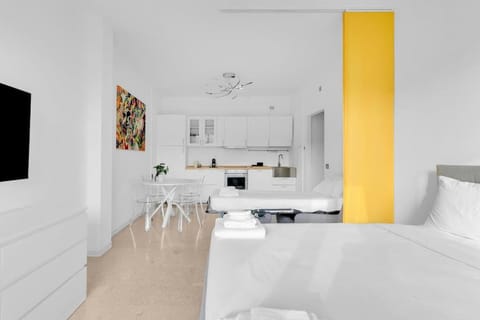 Bed, Kitchen or kitchenette, Photo of the whole room, Dining area, Bedroom