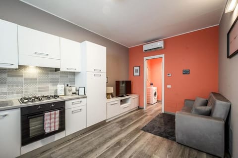 Kitchen or kitchenette, Living room, Seating area, Dining area, minibar, oven, pet friendly, stove