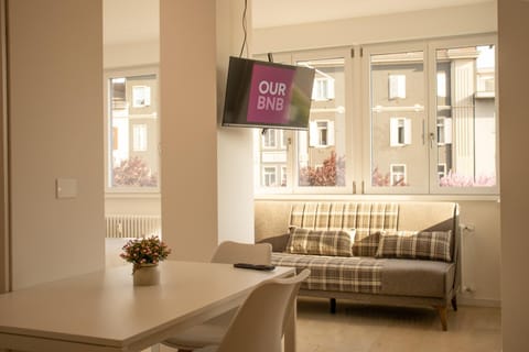 TV and multimedia, Living room, Seating area, Dining area