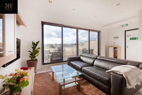 Bed, Balcony/Terrace, Living room, Photo of the whole room, Seating area, Bedroom