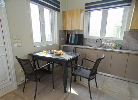 Kitchen or kitchenette, Living room, Food and drinks, Seating area, Dining area, Food, minibar, pet friendly, stove