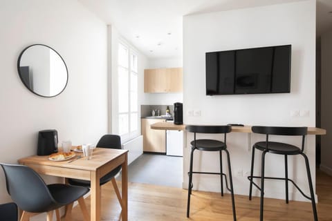 Property building, Kitchen or kitchenette, Dining area