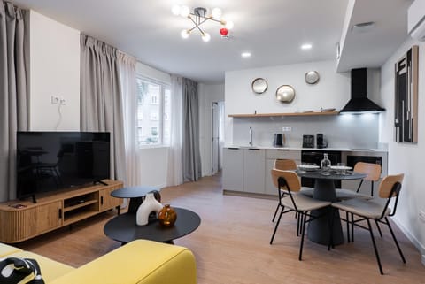 TV and multimedia, Kitchen or kitchenette, Living room, Dining area, minibar, stove