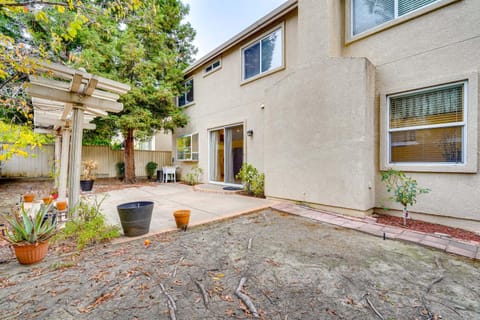 Centrally Located Home with Yard in Hayward! House in Hayward