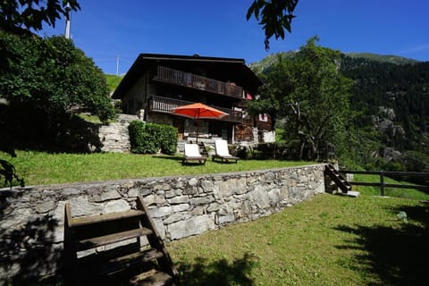 Property building, Garden, Garden view, Mountain view, sunbed