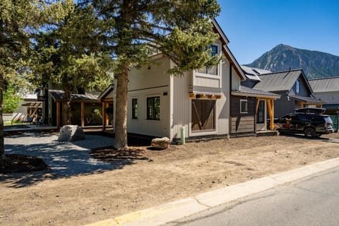 Mariposa-Valerian Bundle at Academy Place House in Crested Butte
