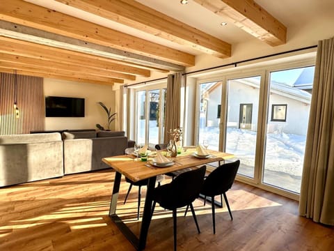 Communal lounge/ TV room, TV and multimedia, Kitchen or kitchenette, Living room, Seating area, Dining area, Evening entertainment