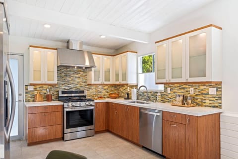 Kitchen or kitchenette, dishwasher, minibar, oven, stove