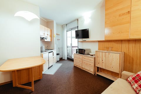 TV and multimedia, Living room, Seating area, Dining area, Evening entertainment