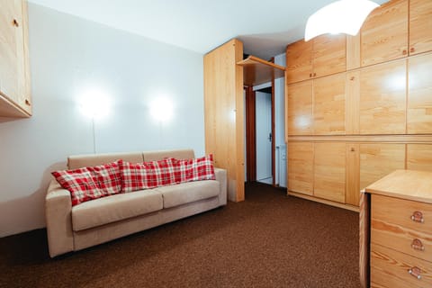 Living room, Photo of the whole room, Seating area, wardrobe