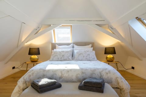 Photo of the whole room, Bedroom