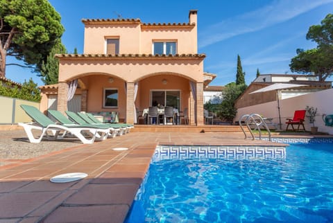 Property building, Swimming pool, sunbed