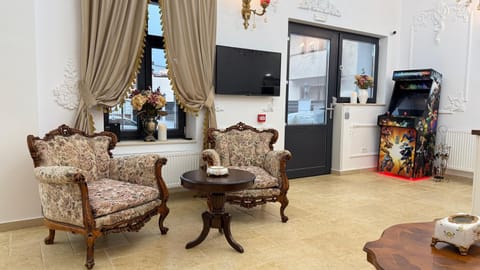 Communal lounge/ TV room, Game Room, TV and multimedia, Kitchen or kitchenette, Lobby or reception, Seating area, minibar