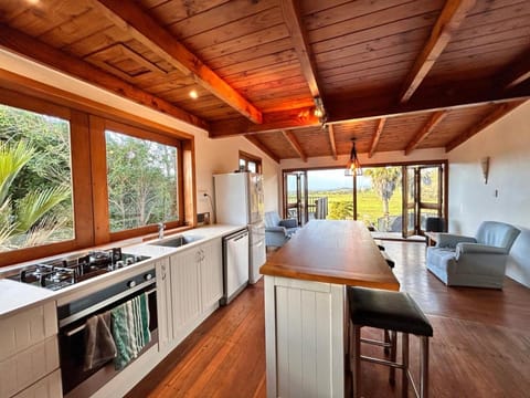 Natural landscape, Kitchen or kitchenette, Seating area, Dining area, stove