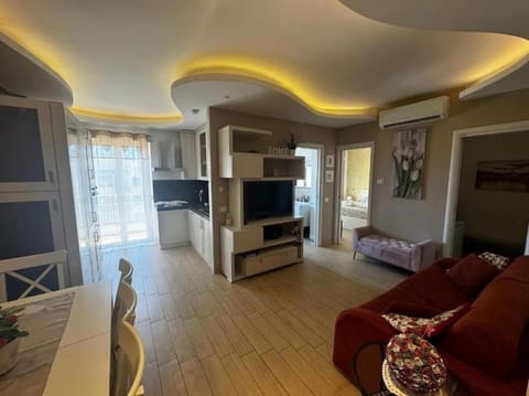Communal lounge/ TV room, Kitchen or kitchenette, Living room