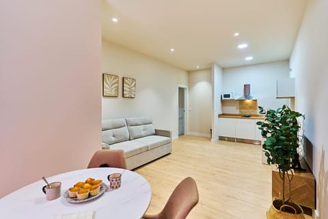 Kitchen or kitchenette, Living room, Seating area, Dining area