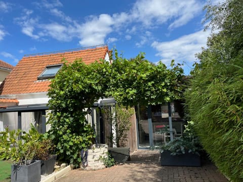 Property building, Garden view, Parking
