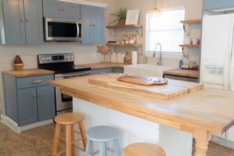 Kitchen or kitchenette, Dining area, dishwasher, minibar, oven, pet friendly, stove, toaster