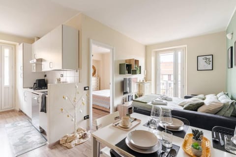 Coffee/tea facilities, Kitchen or kitchenette, Living room, Seating area, Dining area, Food