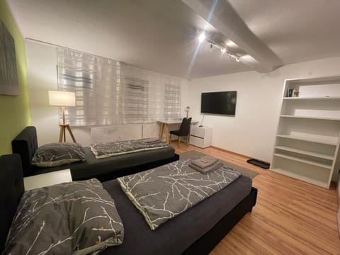 Bed, TV and multimedia, Photo of the whole room, wardrobe