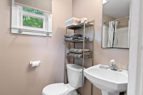 Sunset Shores - Tiger Lily Cabin #5 by Simple Life Rentals Cabin in Kangaroo Lake