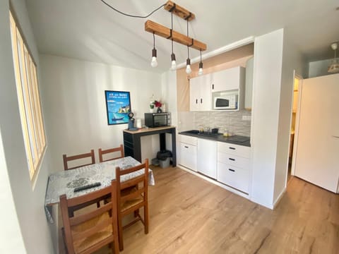 Kitchen or kitchenette, Dining area, oven, stove