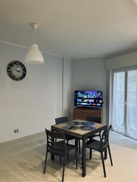 Communal lounge/ TV room, TV and multimedia, Living room, Dining area