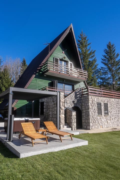 Property building, Day, Hot Tub, Balcony/Terrace