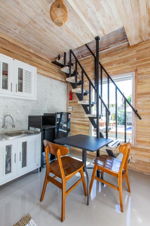 Kitchen or kitchenette, Seating area, minibar, stove