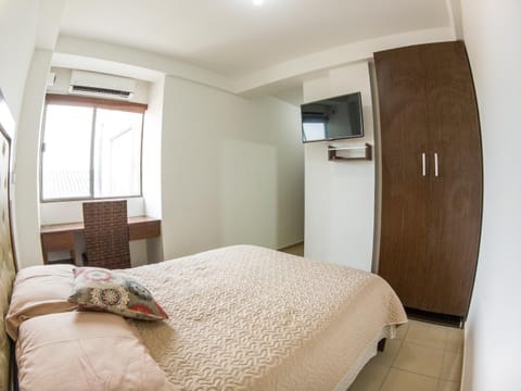 Bed, TV and multimedia, Photo of the whole room, Bedroom, wardrobe, air conditioner