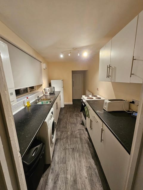 Darlington DL3 x 4BD x Sleeps 15 x Serviced Accomodation x Emergency Accomodation x Temporary Accomodation x DM for Weekly Monthly Deals x Free Parking X Wifi House in Darlington