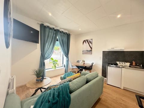 TV and multimedia, Kitchen or kitchenette, Living room, Seating area