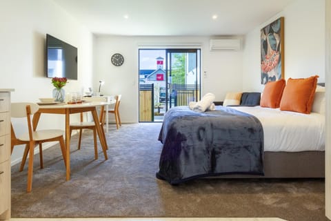 Bed, TV and multimedia, Living room, Photo of the whole room, Seating area, Bedroom